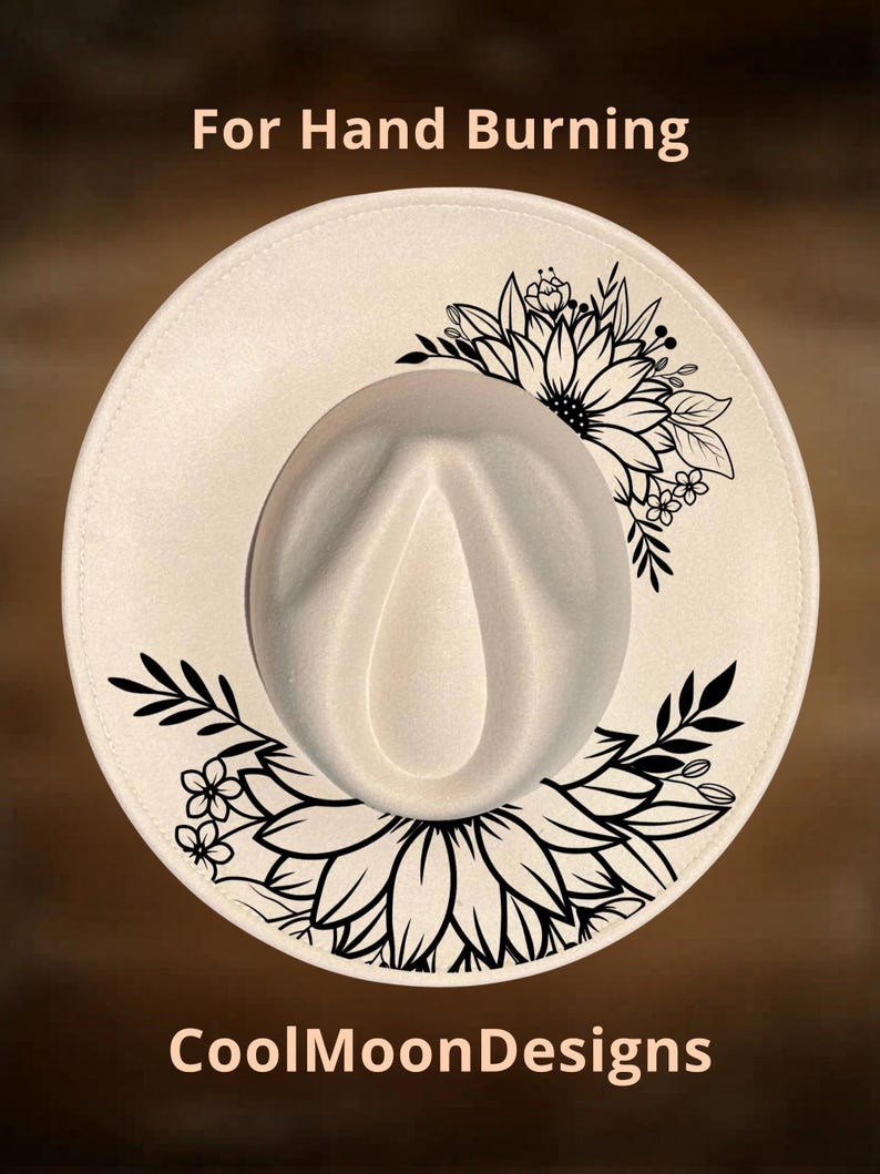 Puede incluir: Sombrero fedora color crema con un dise&ntilde;o floral negro en el ala. El texto "For Hand Burning" y "CoolMoonDesigns" est&aacute;n impresos en la imagen. El sombrero tiene una corona redondeada y un ala ancha.