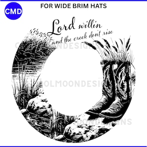 Peut inclure: Graphique noir et blanc avec des bottes de cowboy, des rochers et des herbes hautes en forme de cercle. Le texte "Lord willin' and the creek don't rise" est inclus. Le design est pour les chapeaux à larges bords.