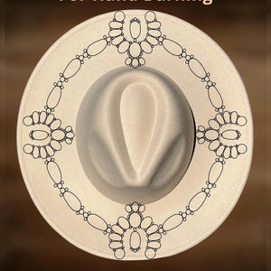 Könnte beinhalten: Ein cremefarbener Fedora-Hut mit einem dekorativen schwarzen Umrissdesign. Der Hut hat eine abgerundete Krone und eine breite Krempe. Der Text auf dem Bild lautet "For Hand Burning" und "CoolMoonDesigns".
