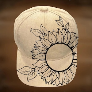 Può includere: Cappellino da baseball beige con un disegno di girasole nero sul davanti. Il testo "For Hand Burning" è sopra il cappellino e "CoolMoonDesigns" sotto.