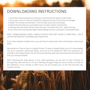 Puede incluir: Texto blanco sobre fondo beige con instrucciones de descarga de Etsy. Las instrucciones est&aacute;n numeradas e incluyen informaci&oacute;n sobre dispositivos y archivos zip. El fondo presenta una imagen borrosa de trigo.