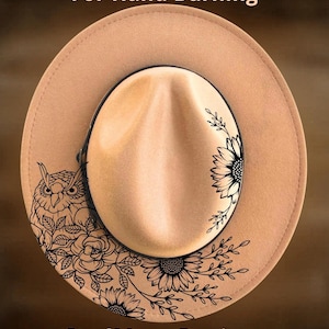Peut inclure: Un chapeau fedora beige orné d'illustrations au trait noir représentant un hibou, des tournesols et des vignes florales. Le texte For Hand Burning est imprimé en haut et CoolMoonDesigns est imprimé en bas de l'image.