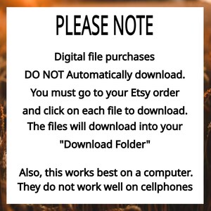 Puede incluir: Un letrero rectangular blanco con texto negro sobre un fondo borroso y dorado. El texto proporciona instrucciones para la descarga de archivos digitales, destacando la descarga manual a trav&eacute;s de pedidos de Etsy y recomendando el uso de un ordenador.