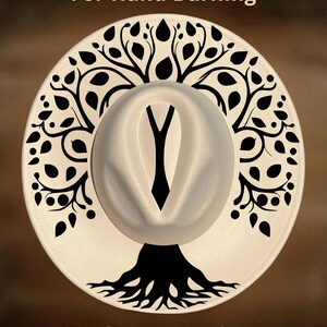 Può includere: Un cappello bianco con un design ad albero nero e il testo "For Hand Burning" e "CoolMoonDesigns". Il cappello ha una corona ovale colorata e un'ampia tesa con una silhouette di albero nero.