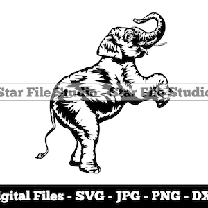 Puede incluir: Silueta en blanco y negro de un elefante con la trompa levantada en el aire. El elefante está de pie sobre sus cuatro patas y tiene una cola larga.