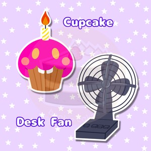 Pu&ograve; includere: Un cupcake rosa con una candela gialla e un viso sorridente, e un ventilatore da tavolo nero con una griglia bianca. Lo sfondo &egrave; un motivo viola con stelle bianche.