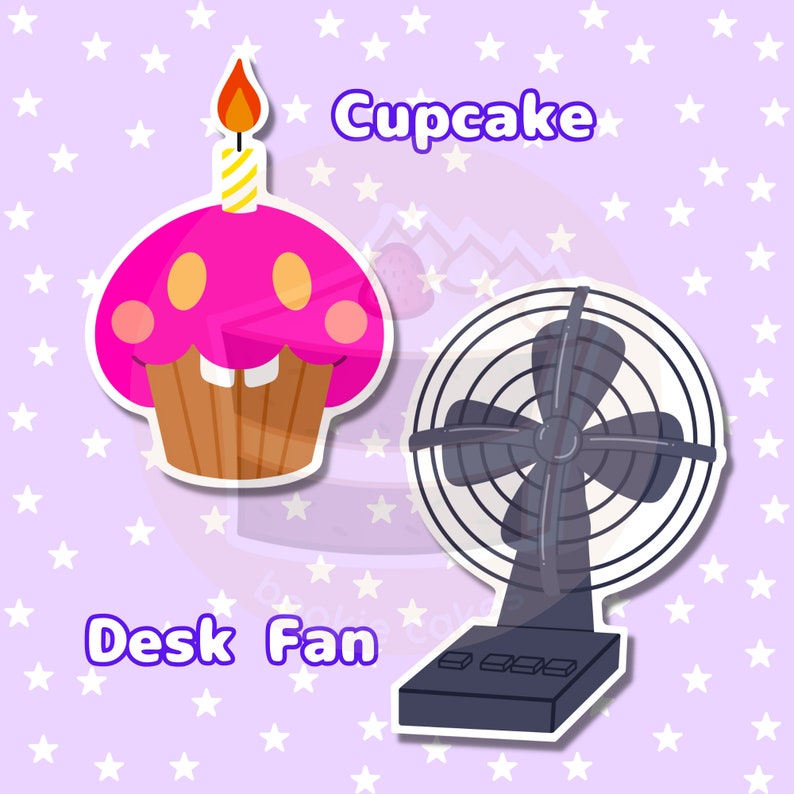 Pu&ograve; includere: Un cupcake rosa con una candela gialla e un viso sorridente, e un ventilatore da tavolo nero con una griglia bianca. Lo sfondo &egrave; un motivo viola con stelle bianche.