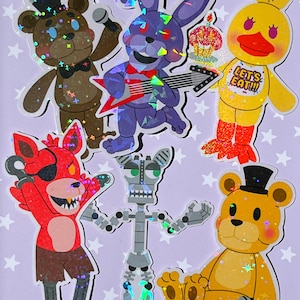 Pu&ograve; includere: Sei adesivi di personaggi dei cartoni animati colorati con una finitura scintillante. I personaggi includono un orso marrone, un coniglio viola, un'anatra gialla, una volpe rossa, un robot argentato e un orso giallo. Gli adesivi sono su uno sfondo viola con stelle bianche.