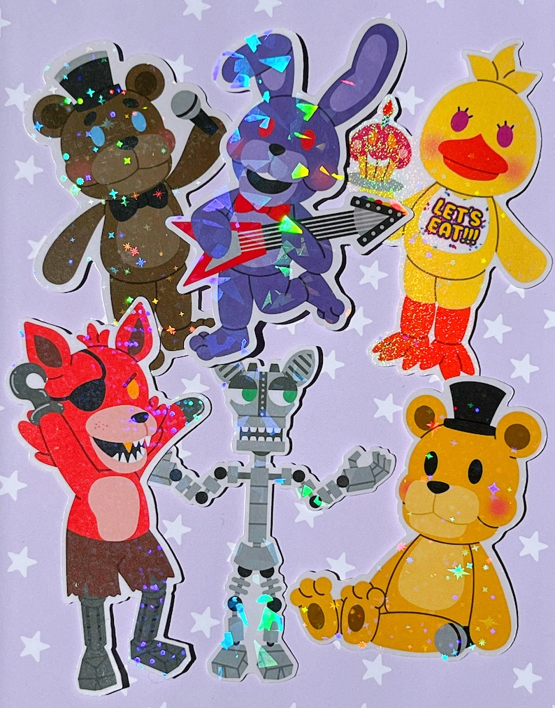 Pu&ograve; includere: Sei adesivi di personaggi dei cartoni animati colorati con una finitura scintillante. I personaggi includono un orso marrone, un coniglio viola, un'anatra gialla, una volpe rossa, un robot argentato e un orso giallo. Gli adesivi sono su uno sfondo viola con stelle bianche.