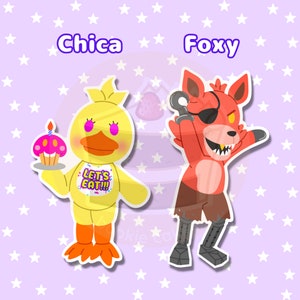 Pu&ograve; includere: Due personaggi dei cartoni animati del videogioco Five Nights at Freddy's. Chica la Gallina &egrave; gialla con un cupcake rosa e il testo "Let's Eat!" sulla sua maglietta. Foxy la Volpe Pirata &egrave; rossa con una benda sull'occhio nera e un gancio per una mano. Entrambi i personaggi sono su uno sfondo viola con stelle bianche.
