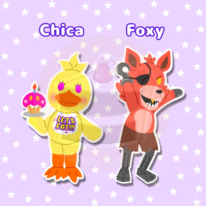 Pu&ograve; includere: Due personaggi dei cartoni animati del videogioco Five Nights at Freddy's. Chica la Gallina &egrave; gialla con un cupcake rosa e il testo "Let's Eat!" sulla sua maglietta. Foxy la Volpe Pirata &egrave; rossa con una benda sull'occhio nera e un gancio per una mano. Entrambi i personaggi sono su uno sfondo viola con stelle bianche.