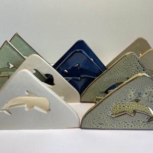 "Serviettenhalter ""Dolphin"" Handgefertigter Briefhalter aus glasierter Keramik | Schmuckstück | Allesfänger | Organizer | Schwamm Halter | Papiertaschentücher für die Küche