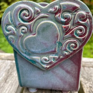 Servilletero &quot;Corazón Herido&quot;. Cerámica esmaltada artesanal. Portacartas, joyero, organizador y pañuelos para la cocina y el comedor.