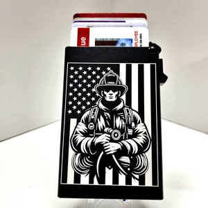 Billetera delgada de aluminio – Billetera RFID personalizada con botón pulsador – Capacidad para 8 tarjetas y billetes – Regalo único para hombres y mujeres
