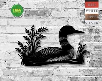 Op de afbeelding: Zwart metalen wandkunst van een ijsvogel die in het water rust, omringd door riet en gebladerte. Het kunstwerk is gemonteerd op een witte bakstenen muur. Een groene sticker met de tekst "FREE SHIPPING" staat linksboven.