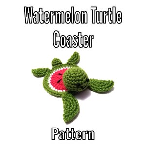 Könnte beinhalten: Ein gehäkelter Schildkröten-Untersetzer mit Wassermelonen-Design. Die Schildkröte hat grüne Flossen und einen Kopf mit einer Wassermelonenscheibe auf dem Rücken. Die Wassermelonenscheibe ist rot mit weißen und schwarzen Akzenten. Der Text "Watermelon Turtle Coaster Pattern" steht darüber und darunter.