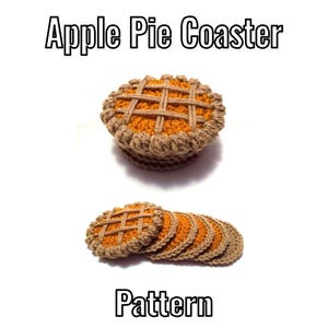 Peut inclure: Un modèle de dessous de verre en crochet en forme de tarte aux pommes avec un centre orange et une croûte en treillis beige. Le texte "Apple Pie Coaster" figure en haut et "Pattern" en bas. L'image montre une tarte empilée et des dessous de verre.