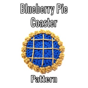 Peut inclure: Un dessous de verre fait à la main en crochet en forme de tarte aux myrtilles. Le centre est bleu avec un motif en treillis, entouré d'une croûte beige. Le texte "Blueberry Pie Coaster Pattern" est affiché.