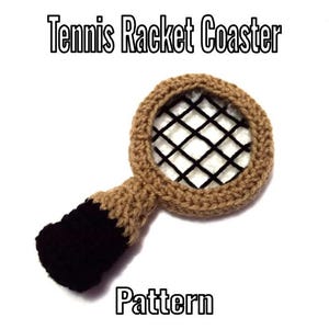 Könnte beinhalten: Gehäkelter Tennis-Schläger-Untersetzer in Beige und Schwarz. Der Untersetzer hat einen kreisförmigen Kopf mit schwarzem Netzdesign und einen Griff. Der Text "Tennis Racket Coaster Pattern" ist in Schwarz dargestellt.