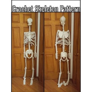 Op de afbeelding: Twee full-body, off-white gehaakte skeletpatronen hangen tegen een houten deurachtergrond. De skeletten zijn met touwtjes aan het hoofd opgehangen. De tekst "Crochet Skeleton Pattern" staat bovenaan de afbeelding.