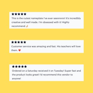 Op de afbeelding: Drie witte rechthoekige klantbeoordelingsvakken op een gele achtergrond. Elk vak toont vijf zwarte sterren en tekst: 'This is the cutest nameplate I&rsquo;ve ever seen', 'Customer service was amazing and fast', en 'Ordered on a Saturday received it on Tuesday'.