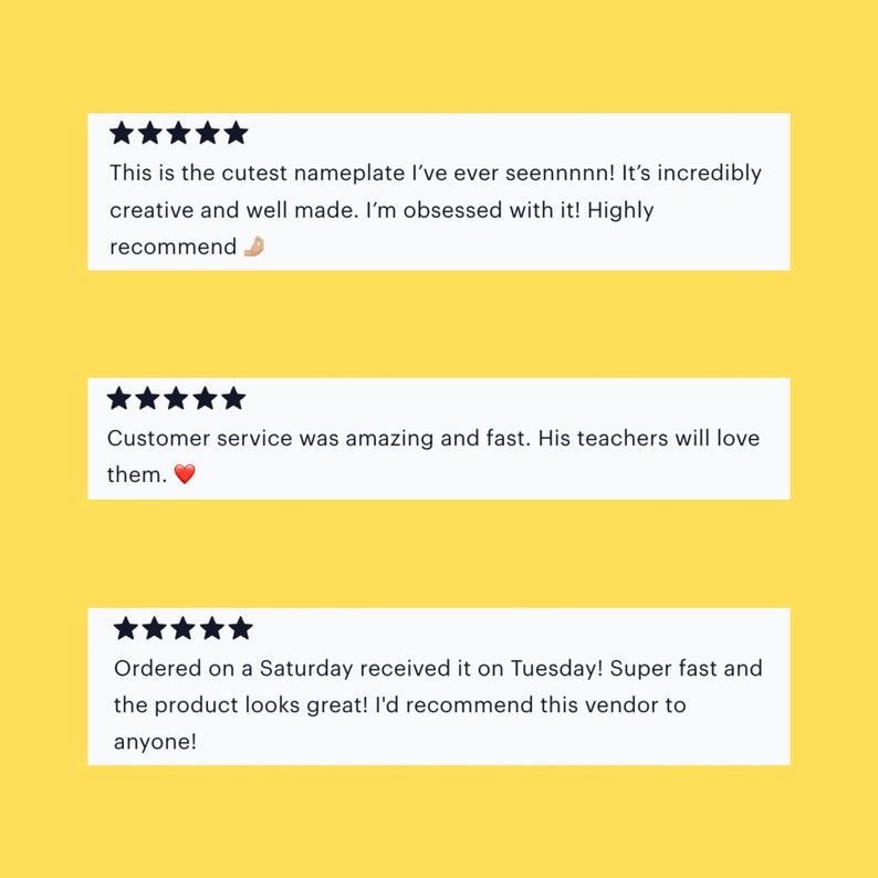 Op de afbeelding: Drie witte rechthoekige klantbeoordelingsvakken op een gele achtergrond. Elk vak toont vijf zwarte sterren en tekst: 'This is the cutest nameplate I&rsquo;ve ever seen', 'Customer service was amazing and fast', en 'Ordered on a Saturday received it on Tuesday'.