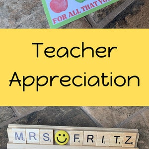 Op de afbeelding: Een verzameling houten spelstenen gerangschikt op houten houders om namen als MISS KATE, MR JOHNSON en MRS FRITZ te spellen, vergezeld van decoratieve kaarten met tekst waaronder THANKS FOR BEE-ING A GREAT TEACHER en THANK YOU FOR ALL THAT YOU DO.