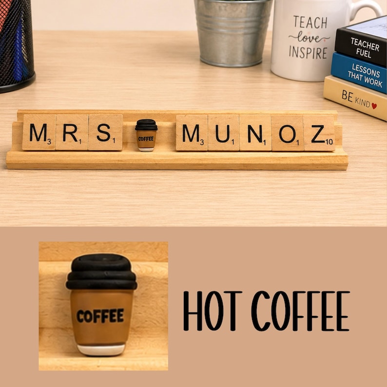 Op de afbeelding: Een licht houten displayrek met beige lettertegels die MRS. MUNOZ spellen, gescheiden door een miniatuur bruin en zwart koffiekopje met het woord COFFEE erop gedrukt. De tegels bevatten zwarte letters en kleine numerieke subscripten.