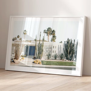 Lebendiges Palm Springs Wüstenhaus, moderne Mitte des Jahrhunderts, Tür, Kaktus, Pool, Palme, Berg, Vintage Kalifornien, Landschaftsfotodruck