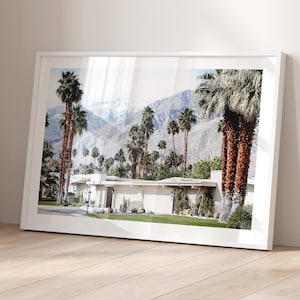 Lebendiges Palm Springs Wüstenhaus, moderne Mitte des Jahrhunderts, Tür, Kaktus, Pool, Palme, Berg, Vintage Kalifornien, Landschaftsfotodruck