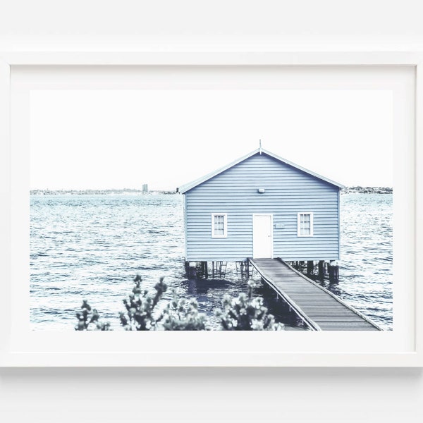 Hangar à bateaux | Maison au bord du lac | Jetée | Chalet | Impression de plage côtière | Vagues de l'océan | Poster de plage neutre | Minimaliste | Art mural scandinave bleu marine