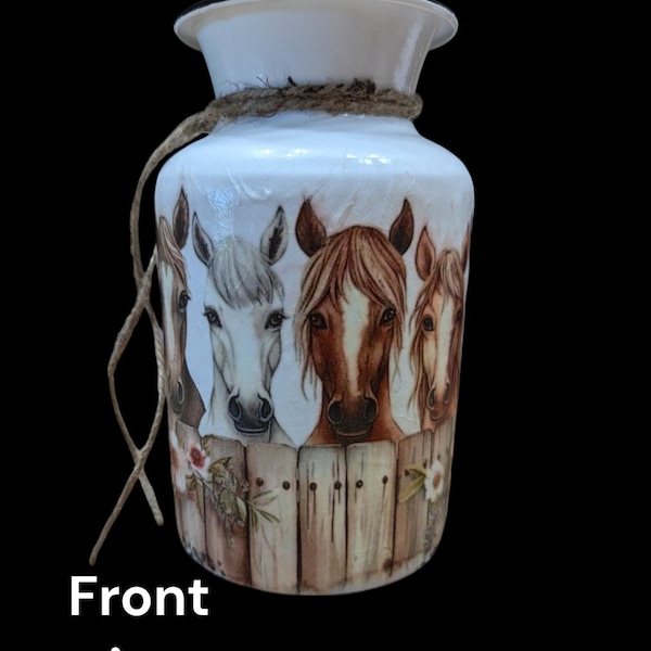 Könnte beinhalten: Weiße Vase mit schwarzem Rand und dekorativem Seil um den Hals. Die Vase zeigt ein gemaltes Design von vier Pferdeköpfen, die über einen Holzzaun blicken. Die Worte "Front view" sind unten links sichtbar.