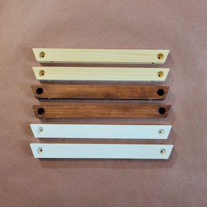 以下が含まれることがあります： 木製の棚受けが5つあり、2つは自然な木の色、2つは茶色に染色され、1つは白く塗られています