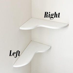 Op de afbeelding: Twee witte hoekplanken met gebogen randen. De bovenste plank is gemarkeerd met "Rechts" en de onderste plank is gemarkeerd met "Links".