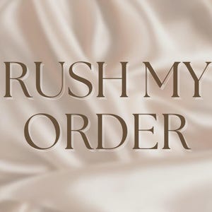 Op de afbeelding: De woorden "RUSH MY ORDER" worden weergegeven in een bruin schreeflettertype tegen een achtergrond van een lichtbeige, zijdeachtige stof. De stof heeft zachte plooien en schaduwen, wat een gevoel van luxe en beweging creëert.