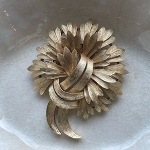 Vintage Trifari Floral Brooch: Brushed Gold Ribbon Design
