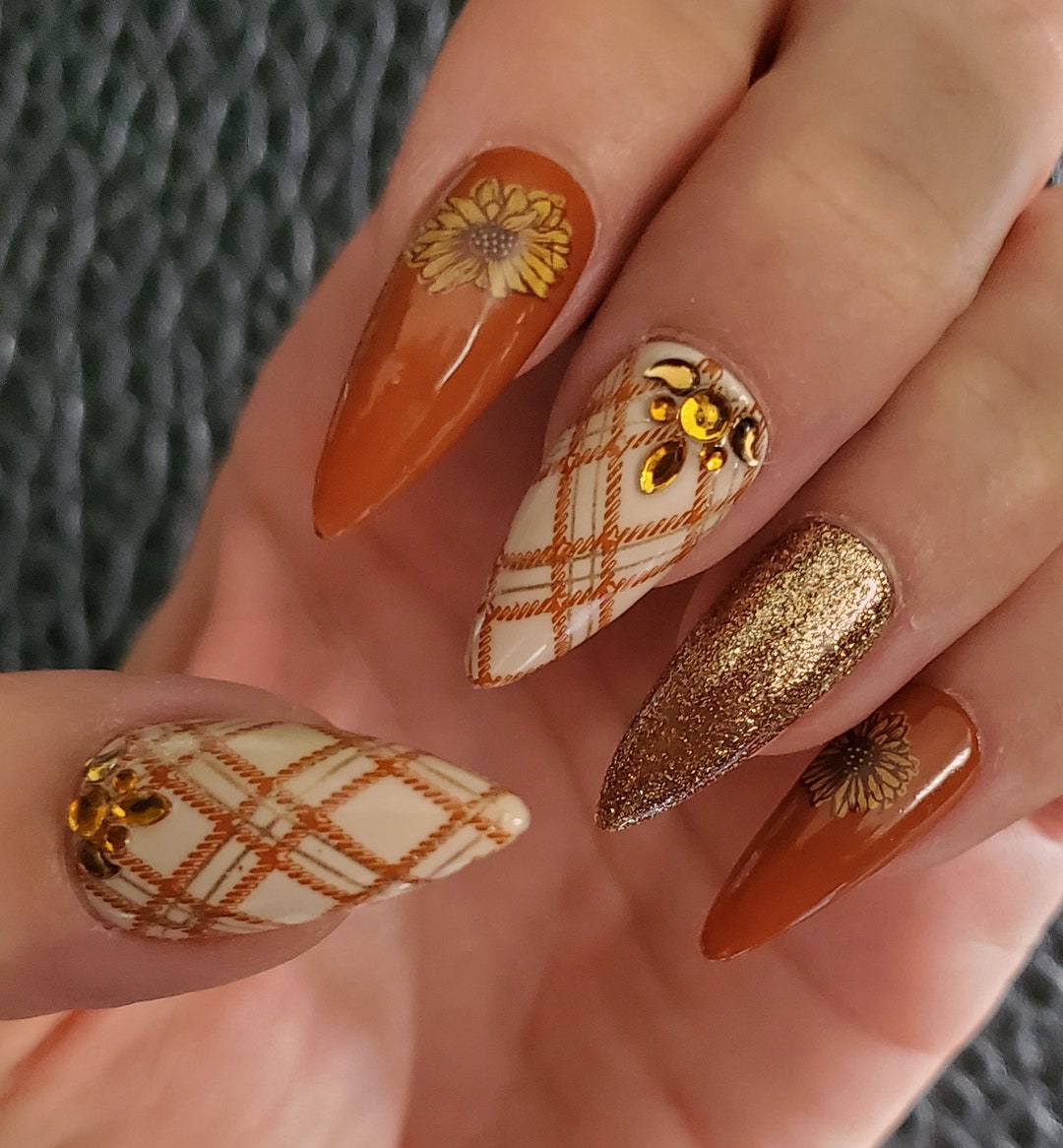 Cozy Burnt Orange Nail Trend