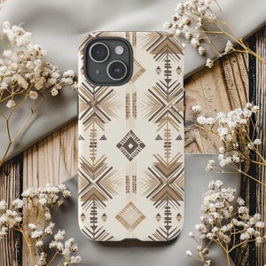 Puede incluir: Una funda de iPhone blanca con un patrón geométrico en tonos marrones y beige. El patrón presenta un diseño repetitivo de triángulos, cuadrados y líneas.