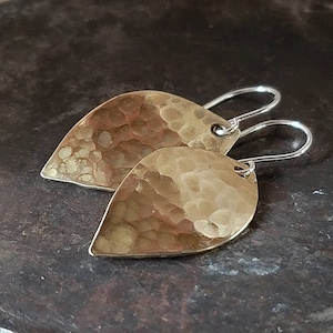 Pendientes pequeños de hoja de latón • Colgantes ligeros martillados • Regalo hecho a mano inspirado en la naturaleza por Sylvaluna