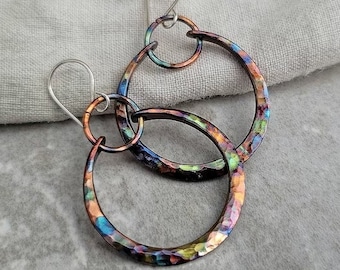 Kleurrijke vlamgeschilderde koperen oorbellen: gehamerde boho-hanger