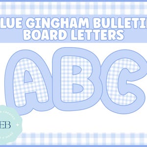 Puede incluir: Letras de tablón de anuncios de cuadros azules que deletrean "ABC". Las letras tienen un contorno azul claro y un patrón de cuadros en el centro. El fondo es un patrón de cuadros azules claros. El texto en la parte superior dice "BLUE GINGHAM BULLETIN BOARD LETTERS".