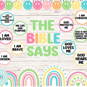 Puede incluir: Un póster de aula colorido con las palabras "The Bible Says" en letras grandes y en negrita. El póster presenta varios círculos coloridos con afirmaciones positivas sobre Dios y la fe, como "Soy amado", "Dios me protege" y "Dios me escucha". El póster también incluye un diseño de arcoíris.