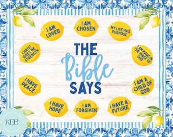 Puede incluir: Una impresión decorativa con un fondo blanco de vetas de madera, un borde floral azul y detalles a rayas azules. El texto "THE Bible SAYS" está en el centro, rodeado de gráficos amarillos en forma de limón con frases inspiradoras.