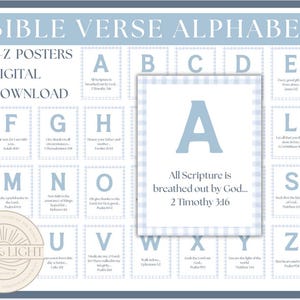 Puede incluir: Un conjunto de carteles digitales con el Alfabeto de Versículos Bíblicos. Cada letra se muestra en un cuadrado azul claro con un borde de cuadros. El cartel incluye el texto "Bible Verse Alphabet" y "A-Z Posters Digital Download".