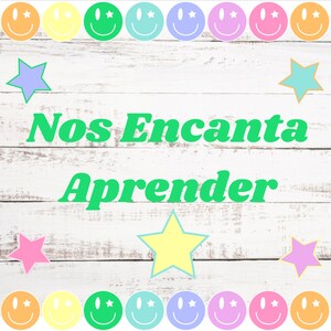 May include: A white wooden background with the text "Nos Encanta Aprender" in green letters. The background is decorated with colorful smiley faces and stars.