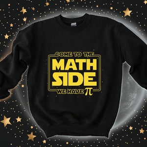 Op de afbeelding: Zwart sweatshirt met een gele afbeelding met de tekst "Come to the Math Side We Have Pi".