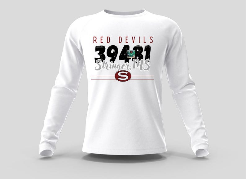 Op de afbeelding: Wit shirt met lange mouwen met de tekst "RED DEVILS 39481 Stringer, MS". Het ontwerp bevat een bordeauxrood "S"-logo en horizontale lijnen. Het shirt heeft een ronde hals en lange mouwen.