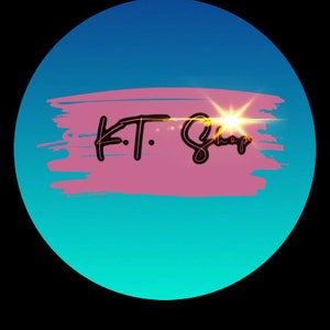 Op de afbeelding: Een logo voor "K.T. Shop" tegen een blauw-teal gradi&euml;nt achtergrond, met een roze penseelstreek. De tekst is in handschriftstijl, met een helder sterrenburst effect.