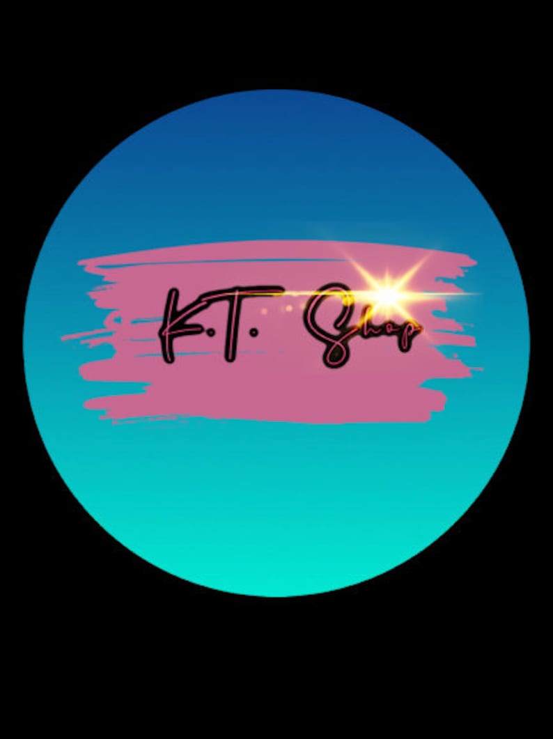 Op de afbeelding: Een logo voor "K.T. Shop" tegen een blauw-teal gradi&euml;nt achtergrond, met een roze penseelstreek. De tekst is in handschriftstijl, met een helder sterrenburst effect.