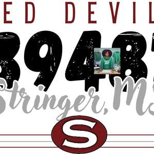 Op de afbeelding: Witte achtergrond met de woorden "RED DEVILS" in kastanjebruin boven grote zwarte cijfers "39481". Onder de cijfers staat "Stringer, MS" in grijze letters. Onderaan staat een kastanjebruin en wit ovaal logo.